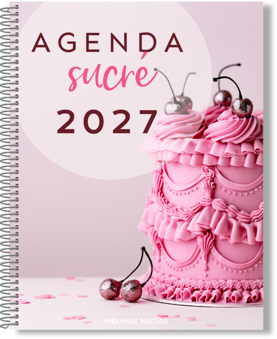 Couverture rose de l’Agenda Sucré 2027 de Mélanie Matias, illustrée d’un gâteau rose et de cerises